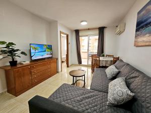 TV a/nebo společenská místnost v ubytování Regata Playa
