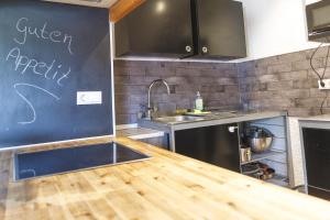 Kuchyň nebo kuchyňský kout v ubytování 100 qm DG Wohnung 《Kehr wieder》Bexbach Saarland