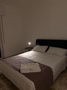 Un pat sau paturi într-o cameră la Palazzo Milano - Residenze nel cuore della Puglia +21 fotografii