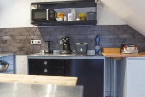 Kuchyň nebo kuchyňský kout v ubytování 100 qm DG Wohnung 《Kehr wieder》Bexbach Saarland