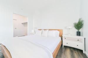 Giường trong phòng chung tại City View 2 King Suites Floor-to-Ceiling Views