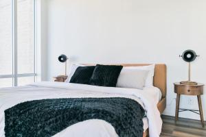 Giường trong phòng chung tại City View 2 King Suites Floor-to-Ceiling Views