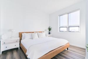 Giường trong phòng chung tại City View 2 King Suites Floor-to-Ceiling Views