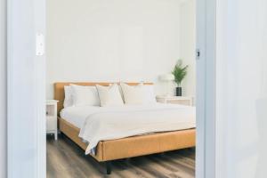 Giường trong phòng chung tại City View 2 King Suites Floor-to-Ceiling Views +31 ảnh