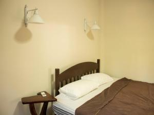 1 dormitorio con 1 cama y mesa auxiliar en Jungle Gym & Ecolodge, en Haad Rin