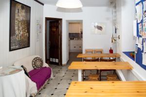 ein Zimmer mit zwei Tischen und einem Sofa in der Unterkunft Backpacker Al-Katre in Córdoba