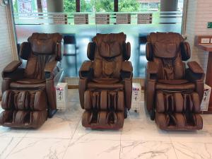 two empty chairs sitting in a store at Hotel De Khuvieng in Chiang Mai