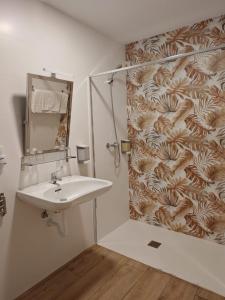 a bathroom with a sink and a shower at Bilbao ROOMS & KITCHEN Rekalde in Bilbao