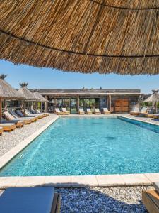 Bazén v ubytování Lodges en Provence - Ecogîtes & Restaurant insolites nebo v jeho okolí + 37 fotografií