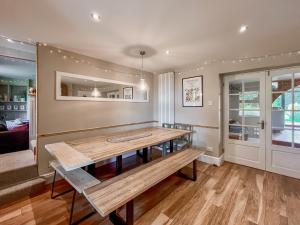 d'une salle à manger avec une table en bois. dans l'établissement Mews Cottage, à Trowbridge