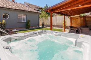 a hot tub in the backyard of a house at Maison Jardin in Oradea