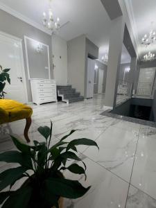 Lobi atau kawasan kaunter penerimaan di House 1989 +35 gambar