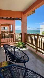 un patio con sedia e tavolo sul balcone di Casa Gostoso Mar - Apartamentos a São Miguel do Gostoso