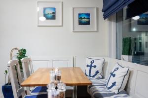 una sala da pranzo con un tavolo e una sedia con una panca di Port Hotel a Karlshamn