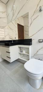 Ένα μπάνιο στο Apto 1º andar Centro 4 quartos com ar condicionado e estacionamento