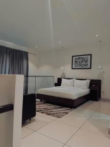 un dormitorio con una cama en una habitación en Elite Luxury Suites at Embassy Gardens, en Accra