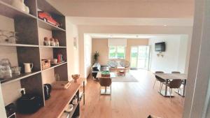 ein Wohnzimmer mit Küche und Esszimmer in der Unterkunft DOM HILLS Bucovina in Gura Humorului