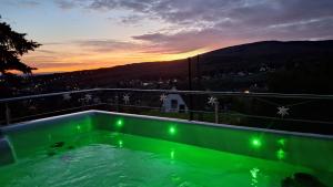 Hillside Cottage في بيتْش: حوض استحمام ساخن مع غروب الشمس في الخلفية