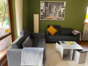 un salon avec un canapé et une table dans l'établissement Fewo Heinrich, à Schramberg 2 autres photos