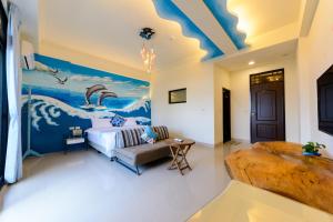 una camera da letto con un letto e un quadro sul muro di BeautyFlower Cottage a Ji'an