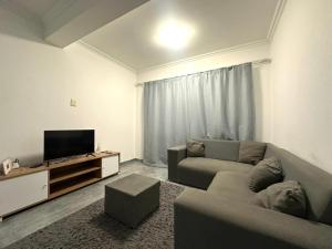 a living room with a couch and a flat screen tv at Beautiful Apartment In Morningside in Vosburg