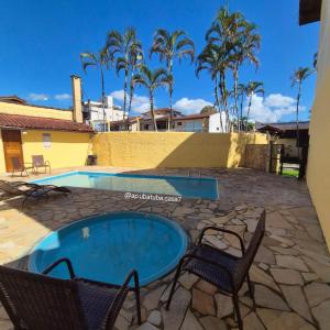 Bassein majutusasutuses Casa 6 em Condomínio com 2Quartos 1Mezanino Wifi Piscina Churrasqueira või selle lähedal