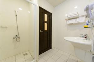 un bagno con lavandino, wc e doccia di BeautyFlower Cottage a Ji'an