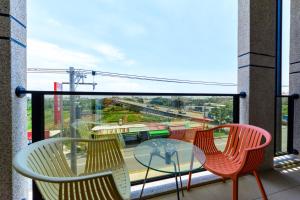 balcone con 3 sedie e tavolo in vetro di BeautyFlower Cottage a Ji'an