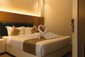 Uma cama ou camas num quarto em Hotel Parth Inn by IQ Hotels-Best Hotel Near Ram Mandir Ayodhya