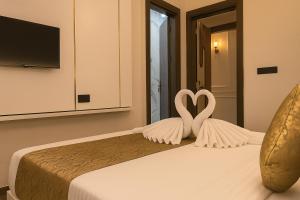 Uma cama ou camas num quarto em Hotel Parth Inn by IQ Hotels-Best Hotel Near Ram Mandir Ayodhya