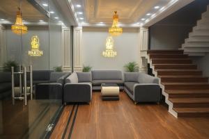 Uma área de estar em Hotel Parth Inn by IQ Hotels-Best Hotel Near Ram Mandir Ayodhya