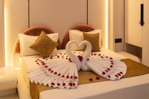 Uma cama ou camas num quarto em Hotel Parth Inn by IQ Hotels-Best Hotel Near Ram Mandir Ayodhya