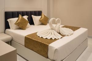 Uma cama ou camas num quarto em Hotel Parth Inn by IQ Hotels-Best Hotel Near Ram Mandir Ayodhya