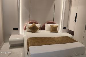 Uma cama ou camas num quarto em Hotel Parth Inn by IQ Hotels-Best Hotel Near Ram Mandir Ayodhya