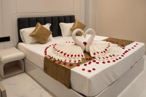 Uma cama ou camas num quarto em Hotel Parth Inn by IQ Hotels-Best Hotel Near Ram Mandir Ayodhya