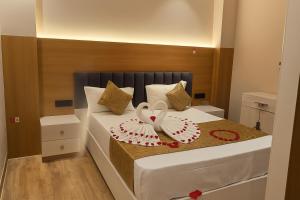 Uma cama ou camas num quarto em Hotel Parth Inn by IQ Hotels-Best Hotel Near Ram Mandir Ayodhya