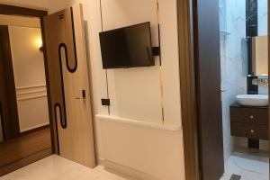 Uma televisão e/ou sistema de entretenimento em Hotel Parth Inn by IQ Hotels-Best Hotel Near Ram Mandir Ayodhya