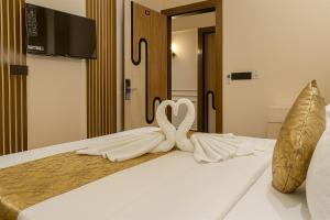 Uma cama ou camas num quarto em Hotel Parth Inn by IQ Hotels-Best Hotel Near Ram Mandir Ayodhya