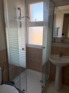 Koupelna v ubytování 2 Bed House - Sleeps 4 - Pool - Garden - Parking