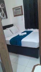 een paar bedden in een kamer met een ventilator bij Centro, Maracanã, rodoviaria perto, SmarTV, vista fantástica in Rio de Janeiro