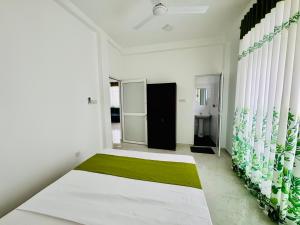 Postel nebo postele na pokoji v ubytování Pearl Residencies Matara