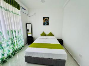 Postel nebo postele na pokoji v ubytování Pearl Residencies Matara