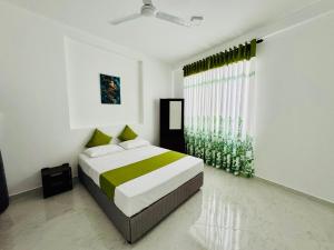 Postel nebo postele na pokoji v ubytování Pearl Residencies Matara