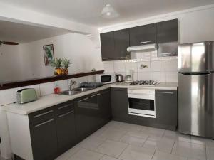 Kuchyň nebo kuchyňský kout v ubytování Appartement spacieux à Saint-Esprit de 120 m²