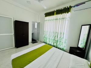 Postel nebo postele na pokoji v ubytování Pearl Residencies Matara