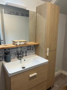 ein Badezimmer mit Waschbecken und Spiegel in der Unterkunft Chez Laurette Les Montils Maison de Bourg in Les Montils + 27 Fotos