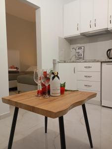 Kuchyň nebo kuchyňský kout v ubytování By The Sea Apartments