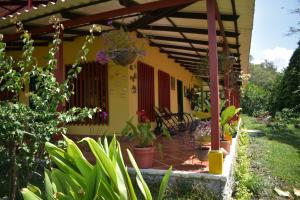 eine Terrasse eines Hauses mit Pflanzen im Hof in der Unterkunft Casa Campo San Miguel in Guaduas