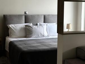 une chambre avec un grand lit avec des oreillers blancs dans l'établissement 1 Bedroom Cozy Studio, à Athènes