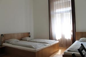 Кровать или кровати в номере Omega Guesthouse Budapest